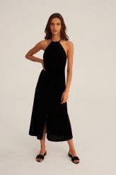 Undress Code Sukienka kolor czarny midi prosta. Czarne sukienki Undress Code, na co dzień, l, bez wzorów, z tkaniny, bez kołnierzyka, bez ramiączek, midi, proste. W wyprzedaży za 439.99 zł.