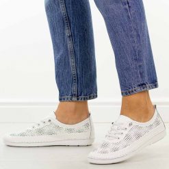 Białe ażurowe skórzane półbuty damskie S.Barski 7083. Białe półbuty wsuwane S.BARSKI, na jesień, w ażurowe wzory, z jeansu, casualowe, z okrągłym noskiem, bez obcasa, na płaskiej podeszwie. Za 229.00 zł.