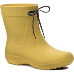 Kalosze CROCS - Freesail Shorty Rainboot 203851 Lemon. Żółte kalosze Crocs, bez wzorów, z materiału, bez zapięcia. W wyprzedaży za 149.00 zł.