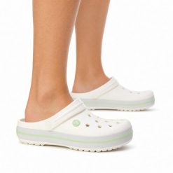 Klapki chodaki damskie sportowe Crocs CROCBAND. Zielone klapki Crocs, bez wzorów, z materiału, sportowe, bez obcasa, bez zapięcia. Za 219.00 zł.