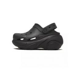 Tenisówki Crocs Model Bubble Crush Clog U Kolor Czarny. Czarne trampki Crocs, bez wzorów, z gumy, bez zapięcia. Za 472.25 zł.