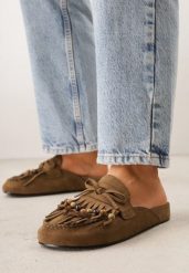 Ciemnobeżowe Klapki VICES Mule Ozdobione Frędzlami Koralikami i Kokardą Eathelena. Brązowe klapki Renee, bez wzorów, bez obcasa, na płaskiej podeszwie, bez zapięcia. Za 119.99 zł.