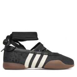 Baleriny adidas. Czarne baleriny adidas, bez wzorów, bez obcasa, bez zapięcia. Za 479.99 zł.