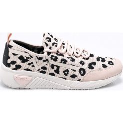 Diesel - Buty. Czerwone buty sportowe lifestyle Diesel, bez wzorów, z gumy, sportowe, z okrągłym noskiem, bez zapięcia. W wyprzedaży za 429.90 zł.