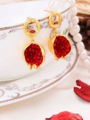 Pierres delicates Pozłacane kolczyki-wkrętki z kryształami i cyrkoniami rozmiar: onesize. Czerwone kolczyki Pierres delicates, z cyrkonią, pozłacane. Za 65.95 zł.