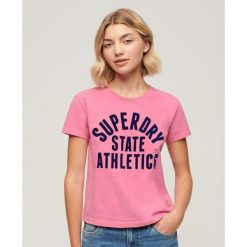 Dopasowany T-shirt z bawełny z nadrukiem Varsity. Czerwone t-shirty sportowe Superdry, bez wzorów, z bawełny, bez ramiączek. W wyprzedaży za 158.10 zł.