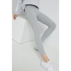 Adidas Originals legginsy damskie kolor szary z aplikacją. Szare legginsy adidas Originals, z aplikacjami, z dzianiny. Za 149.99 zł.