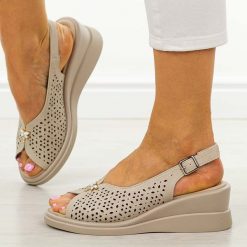 Beżowe ażurowe sandały damskie na koturnie Vinceza 79529. Brązowe sandały VINCEZA, z aplikacjami, ze skóry, eleganckie, bez obcasa, na koturnie, bez zapięcia. Za 199.00 zł.