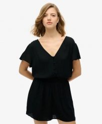Superdry Krótki kombinezon z nadrukiem, 100% wiskoza, czarny. Czarne kombinezony Superdry, bez wzorów, z materiału, bez kołnierzyka, bez ramiączek, krótkie. Za 279.65 zł.