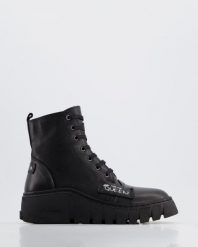 SKÓRZANE BOTKI 0242270 BLACK. Czarne botki Venezia, bez wzorów, ze skóry, bez obcasa, bez zapięcia. Za 449.00 zł.
