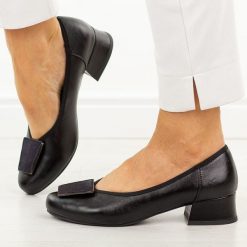 Czarne czółenka damskie na obcasie M.Daszyński Sa279-1. Czarne czółenka M.Daszyński, na lato, z aplikacjami, ze skóry, casualowe, z okrągłym noskiem, bez obcasa, na obcasie, bez zapięcia. Za 199.00 zł.