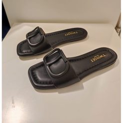 Czarne skórzane sandały Twinset. Czarne sandały Twinset, bez wzorów, ze skóry, klasyczne, bez obcasa, bez zapięcia. W wyprzedaży za 500.00 zł.