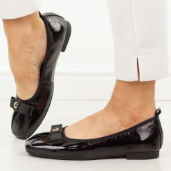 Czarne skórzane baletki damskie Vinceza 66909. Czarne baleriny VINCEZA, bez wzorów, z jeansu, biznesowe, bez obcasa, na płaskiej podeszwie, bez zapięcia. W wyprzedaży za 192.72 zł.