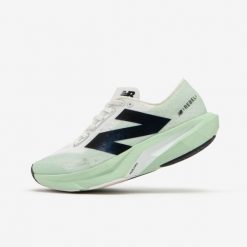 Buty do biegania damskie New Balance Fuelcell Rebel V4. Buty do biegania New Balance, bez wzorów, z kauczuku, bez zapięcia, do biegania. W wyprzedaży za 549.99 zł.