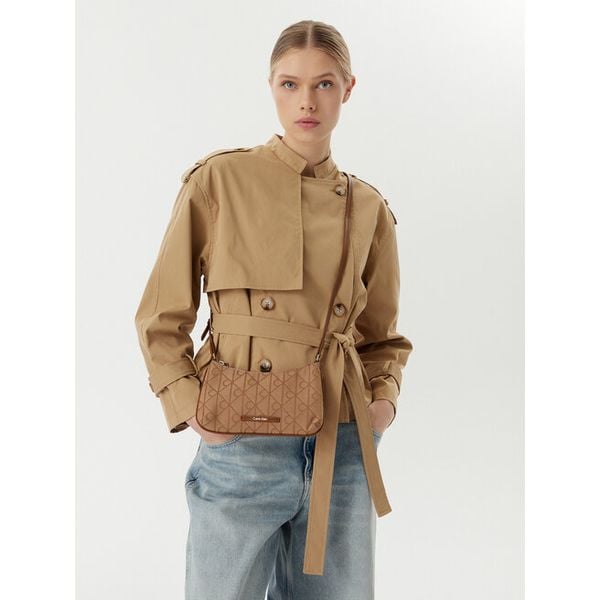 Torebka Calvin Klein. Brązowe listonoszki Calvin Klein, bez wzorów, bez dodatków. Za 329.99 zł.