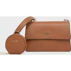 Guess torebka kolor brązowy. Brązowe listonoszki Guess, z aplikacjami, na ramię, bez dodatków. Za 529.99 zł.