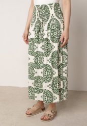 Ciemnozielona Rozkloszowana Spódnica z Wiskozy z Wysokim Stanem i Etnicznym Wzorem Ari. Zielone spódnice Born2be, do pracy, z aplikacjami, z wiskozy, biznesowe, midi, dopasowane. Za 59.99 zł.