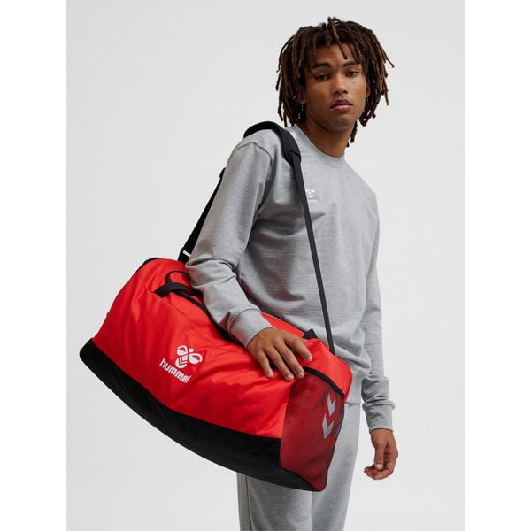 Torba sportowa Hummel Core 2.0 W SC. Czarne torby sportowe Hummel, bez wzorów, na ramię. Za 180.00 zł.