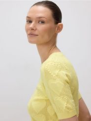 Sweter z ozdobnymi detalami - jasnożółty. Żółte swetry Reserved, l, bez wzorów, z dzianiny, klasyczne, bez ramiączek. Za 89.99 zł.