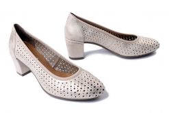 RIEKER 41057-60 beige, czółenka damskie. Brązowe czółenka Rieker, na lato, w ażurowe wzory, bez obcasa, na obcasie, bez zapięcia. Za 289.90 zł.