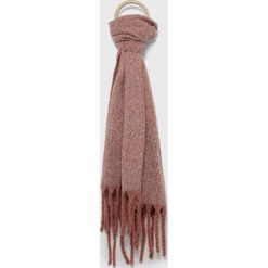 Only szalik damski kolor różowy melanżowy. Czerwone szaliki i kominy ONLY, bez wzorów. W wyprzedaży za 46.99 zł.