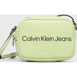 Calvin Klein Jeans torebka kolor zielony. Zielone listonoszki Calvin Klein Jeans, bez wzorów, z jeansu, bez dodatków. Za 299.99 zł.