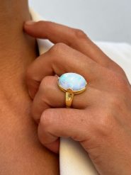 Taboo Pozłacany pierścionek z kamieniem księżycowym rozmiar: 56. Niebieskie pierścionki Taboo, z kamieniem księżycowym, pozłacane. Za 220.12 zł.