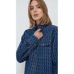 Victoria Beckham koszula damska relaxed z kołnierzykiem klasycznym. Niebieskie koszule VICTORIA BECKHAM, bez wzorów, klasyczne, bez kołnierzyka, bez ramiączek. W wyprzedaży za 1,479.90 zł.