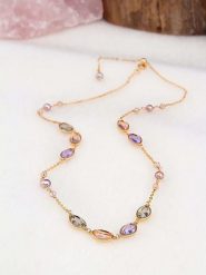 Pierres de Jade Pozłacany naszyjnik z elementami ozdobnymi - dł. 50 cm rozmiar: onesize. Żółte naszyjniki Pierres de Jade, z materiału, z cyrkonią, pozłacane. Za 86.99 zł.