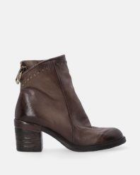 SKÓRZANE SZTYBLETY NA OBCASIE O016LEBROBB017. Botki Venezia, bez wzorów, ze skóry, bez obcasa, na obcasie, bez zapięcia. Za 799.00 zł.