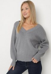 Szary Sweter z Kaszmirem z Dekoltem w Serek Plenae. Szare swetry Born2be, uniwersalny, bez wzorów, z kaszmiru, eleganckie, bez ramiączek. Za 129.99 zł.