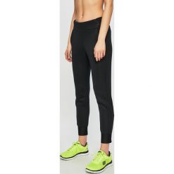 Under Armour - Spodnie sportowe. Czarne spodnie dresowe Under Armour, bez wzorów, z materiału. W wyprzedaży za 279.90 zł.