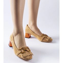 Beżowe czółenka na słupku Basso beżowy. Brązowe czółenka bez wzorów, eleganckie, bez obcasa, na obcasie, bez zapięcia. Za 81.83 zł.