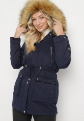Granatowa Kurtka Parka z Kapturem i Futerkiem Nemilia. Niebieskie kurtki Born2be, s, bez wzorów, klasyczne, z kapturem. W wyprzedaży za 237.99 zł.