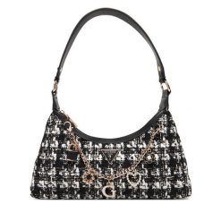 Torebka Guess. Czarne torebki klasyczne Guess, z aplikacjami, klasyczne, bez dodatków. Za 449.99 zł.