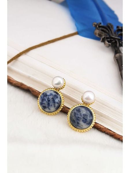 L'Atelier de Gaia Pozłacane kolczyki z perłami i sodalitami rozmiar: onesize. Białe kolczyki L'Atelier de Gaia, z perłą, pozłacane. Za 109.00 zł.