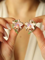 Pierres de Jade Pozłacane kolczyki-wkrętki z cyrkoniami rozmiar: onesize. Różowe kolczyki Pierres de Jade, z cyrkonią, pozłacane. Za 39.99 zł.