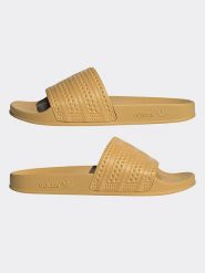 Adidas Klapki w kolorze żółtym rozmiar: 40,5. Żółte klapki adidas, bez wzorów, klasyczne, z otwartym noskiem, bez obcasa, bez zapięcia. Za 138.21 zł.