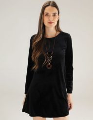 Czarna sukienka z naszyjnikiem. Czarne sukienki Unisono, l, bez wzorów, z tkaniny, bez kołnierzyka, bez ramiączek, mini, rozkloszowane. Za 129.00 zł.