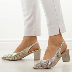 Złote C skórzane Polskie czółenka damskie Deoni D136A. Żółte czółenka Deoni, na lato, w ażurowe wzory, ze skóry, casualowe, bez obcasa, na obcasie, bez zapięcia. Za 429.00 zł.