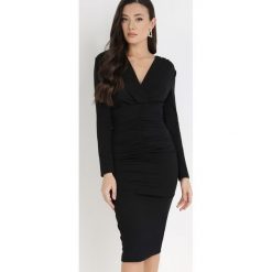 Czarna Sukienka Achaea. Czarne sukienki Born2be, s, bez wzorów, eleganckie, bez kołnierzyka, bez ramiączek, midi, dopasowane. W wyprzedaży za 76.99 zł.