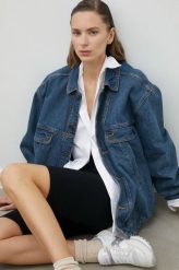 American Vintage kurtka jeansowa damska kolor niebieski przejściowa oversize. Niebieskie kurtki American Vintage, l, bez wzorów, z denimu, vintage, bez kaptura. W wyprzedaży za 559.99 zł.