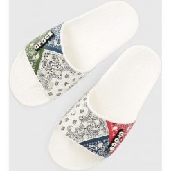 Crocs klapki Classic Crocs Bandana Slide damskie 208064. Klapki Crocs, bez wzorów, z materiału, bez obcasa, na płaskiej podeszwie, bez zapięcia. W wyprzedaży za 104.99 zł.
