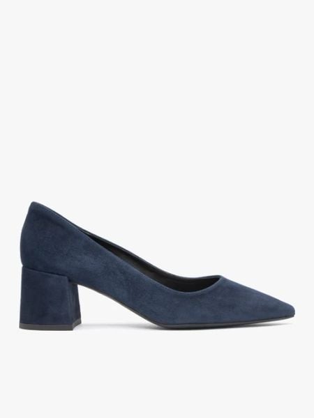 Granatowe czółenka na słupku. Niebieskie czółenka Ryłko, bez wzorów, z gumy, eleganckie, bez obcasa, na słupku, bez zapięcia. Za 379.99 zł.