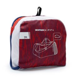 Torba sportowa Decathlon Essential 20 l. Czerwone torby sportowe Decathlon, bez wzorów, z materiału, na ramię. Za 24.99 zł.