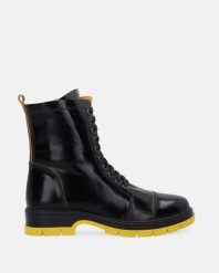 CZARNE LAKIEROWANE WORKERY 316236003 016 BL. Czarne botki Venezia, bez wzorów, z lakierowanej skóry, bez obcasa, bez zapięcia. Za 229.00 zł.