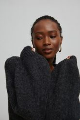 Sweter oversize z bufiastym rękawem GRAFITOWY - RIVERO-UNI. Szare swetry Marsala, na zimę, bez wzorów, z wełny, wizytowe, bez ramiączek. Za 249.90 zł.