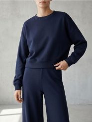Krótka bluza crewneck - granatowy. Niebieskie bluzy bez kaptura Sinsay, l, bez wzorów, bez kaptura. Za 49.99 zł.