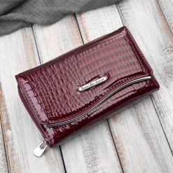 Portfel damski skórzany lakierowany z tłoczeniem croco burgundowy SP-24-CBGD. Czerwone portfele PAOLO PERUZZI, bez wzorów, z lakierowanej skóry. Za 109.00 zł.