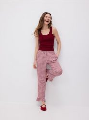 Bluzka na ramiączkach z wiskozą - karminowy. Czerwone bluzki Reserved, l, bez wzorów, z dzianiny, bez kołnierzyka, bez ramiączek. Za 69.99 zł.